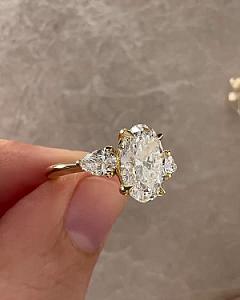 Lab Grown Oval Diamond Trilogy Ring: 14k Gold Pear Side Stones - Image 7