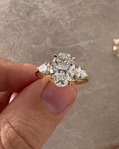 Lab Grown Oval Diamond Trilogy Ring: 14k Gold Pear Side Stones - Image 5